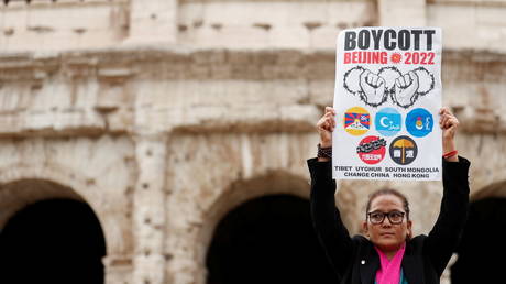 A demonstrator holds a placard as activists demonstrate outside the Colosseum, calling on G20 leaders to boycott the Beijing 2022 Winter Olympics due to China's treatment of Tibet, Uyghur Muslims and Hong Kong, a day before the G20 summit is held in Rome, Italy. © REUTERS / Yara Nardi