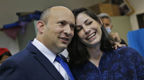 Israeli PM Naftali Bennett with his wife Gilat. © AFP / Gil Cohen-Magen