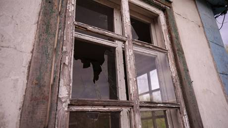 پنجره های شکسته شده در نتیجه گلوله باران در خانه ای در خط تماس در روستای زولوتو، منطقه لوهانسک، شرق اوکراین دیده می شود.  © اسپوتنیک / ماکسیم زاخاروف