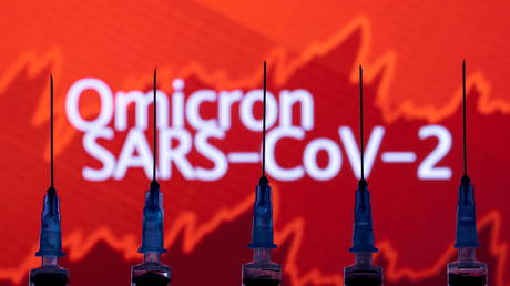 Syringes are seen in front of the words "Omicron SARS-CoV-2". © Reuters / Dado Ruvic