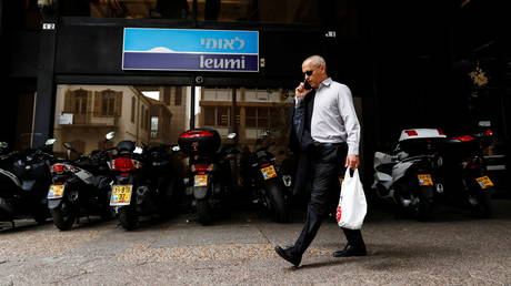 A man speaks on the phone in the streets of Tel Aviv. © Reuters / Corinna Kern
