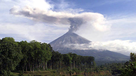 Residents flee massive ash cloud from erupting volcano (VIDEO)