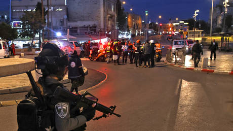 پس از کشته شدن یک فلسطینی با ضربات چاقو به یک اسرائیلی توسط پلیس، نیروهای اسرائیلی در مقابل دروازه دمشق در شهر قدیمی اورشلیم تجمع کردند.