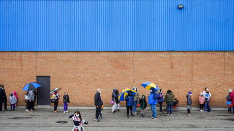 Parents and children wait in line at the Humber River Hospital vaccination clinic, Toronto, Canada, November 25, 2021. © Reuters/Carlos Osorio