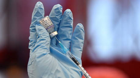 A nurse prepares the vials of the Pfizer coronavirus disease (COVID-19) vaccine for use. © Reuters / Clodagh Kilcoyne