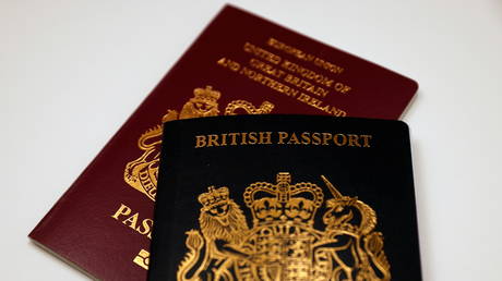 Current and previous European Union versions of British passports. © Reuters / John Sibley