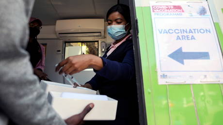 FILE PHOTO: Vaccination against Covid-1 in Johannesburg, South Africa. ©REUTERS / Sumaya Hisham