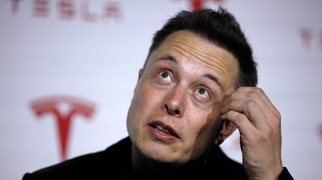FILE PHOTO: Tesla Motors Inc CEO Elon Musk talks about Tesla's new battery swapping program in Hawthorne, California. © REUTERS / Lucy Nicholson