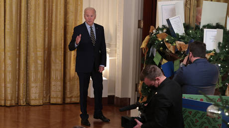 US President Joe Biden pauses to answer a question before leaving the East Room after talking about the Build Back Better legislation's new rules around prescription drug prices at the White House on December 06, 2021 in Washington, DC. © NORTH AMERICA / Getty Images via AFP