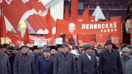 رئیس جمهور اتحاد جماهیر شوروی، میخائیل گورباچف، رئیس شورای عالی RSFSR بوریس یلتسین و رهبران کشورهای دیگر، RSFSR، CPSU، مسکو در راس یک ستون تظاهرات.  © اسپوتنیک / الکسی بویتسف