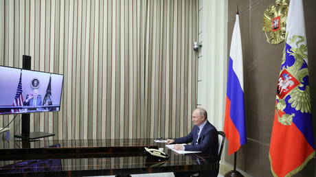 Russian President Vladimir Putin holds talks with U.S. President Joe Biden via a video link in Sochi, Russia December 7, 2021. © Sputnik / Mikhail Metzel / Pool via REUTERS