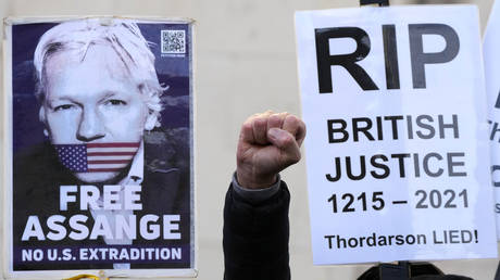 Julian Assange supporters protest in front of the High Court in London, December 10, 2021. © AP Photo/Frank Augstein