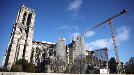 A view shows a giant crane near the Notre-Dame de Paris Cathedral. © Reuters / Sarah Meyssonnier