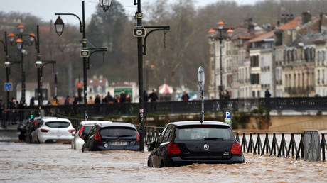 This photograph taken in Bayonne, southwestern France shows cars submerged by water in flooded streets. December 10, 2021. © AFP / Gaizka Iroz