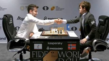 Magnus Carlsen beat Ian Nepomniachtchi to win the world chess title in Dubai. © Twitter @chesscom