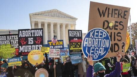 FILE PHOTO Pro-life demonstrators and abortion supporters gather in front of the US Supreme Court. December 1, 2021. © AFP / Chip Somodevilla
