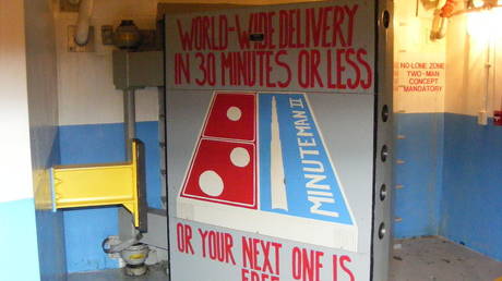 درب انفجاری یک پناهگاه در یک سیلو آمریکایی برای پرتاب موشک هسته ای Minuteman II.  © ویکی مدیا