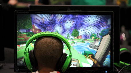 A child plays Minecraft at Minecon convention in London. The exploit has been seen on the game's servers. July 4, 2015. © Reuters / Matthew Tostevin