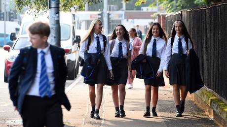 FILE PHOTO: Pupils return to Holyrood Secondary School in Glasgow following the easing of coronavirus lockdown measures on August 12, 2020 © AFP / Andy Buchanan