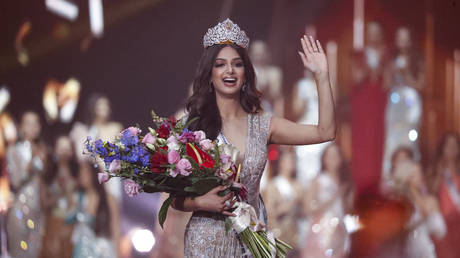India's Harnaaz Sandhu waves after being crowned Miss Universe 2021