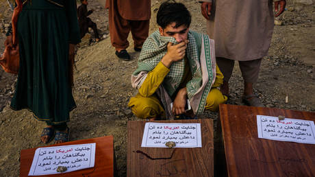 FILE PHOTO. A man grieves during a mass funeral for the 10 civilians killed in a US drone airstrike, in Kabul, Afghanistan, Aug. 30, 2021. © Getty Images / MARCUS YAM