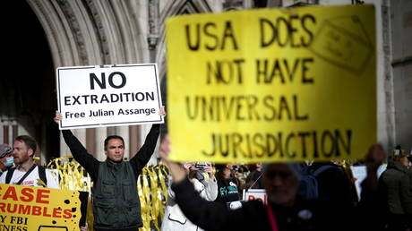 FILE PHOTO. Supporters of Julian Assange protest outside the Royal Courts of Justice in London. ©REUTERS / Henry Nicholls