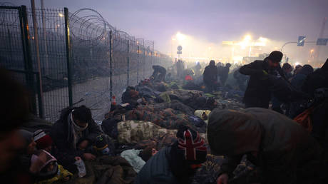 FILE PHOTO. Migrants set up a camp at the Bruzgi border post on the Belarusian-Polish border near the Polish Kuznica border. © AFP / Leonid SHCHEGLOV / BELTA