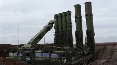 FILE PHOTO. Two S-300V4 launchers armed with different interceptor missiles during an exercise. ©Russian Defense Ministry