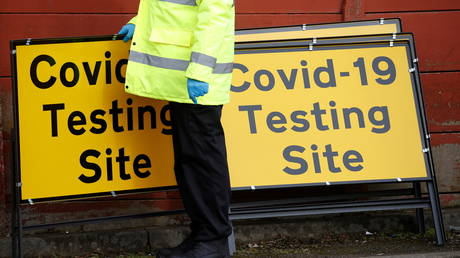 A member of NHS Test and Trace staff sets up a mobile testing centre. © Reuters / Phil Noble