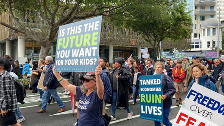 Anti-vaccine mandate protesters march through the city and gather in front of the parliament in Wellington. © Reuters / Praveen Menon