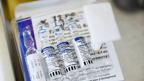 Ampoules with the vaccine 'Gam-Covid-Vac' ('Sputnik V') in the vaccination office of the polyclinic of the TSGB No. 3 in Yekaterinburg. © Sputnik / Pavel Lisitsyn