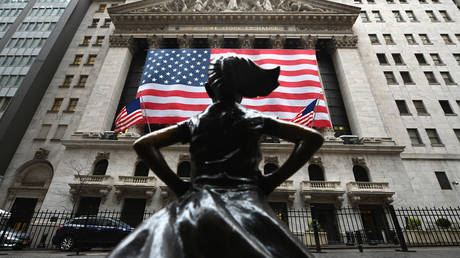 The Fearless Girl statue stands in front of the New York Stock Exchange near Wall Street on March 23, 2020 in New York City. © Angela Weiss / AFP