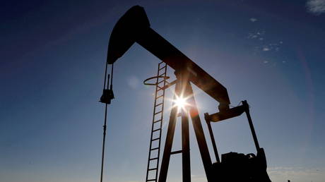 FILE PHOTO: The sun is seen behind a crude oil pump jack in the Permian Basin in Loving County, Texas, US. © REUTERS / Angus Mordant