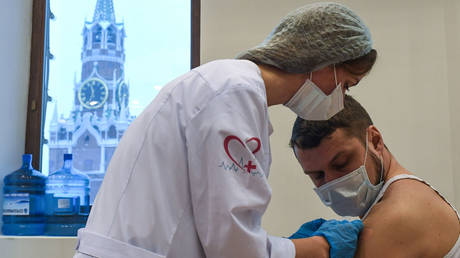 A man receives a Covid-19 vaccine in Moscow, Russia., December 6, 2021. © Valery Melnikov/Sputnik
