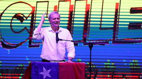 Chilean presidential candidate Jose Antonio Kast speaks during his closing campaign rally in Santiago, Chile, December 16, 2021. © REUTERS / Ivan Alvarado