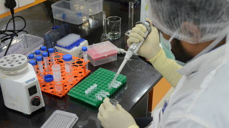 محقق در آزمایشگاه موسسه سرم هند، بزرگترین تولید کننده واکسن در جهان که بر روی واکسن های کروناویروس (COVID-19) کار می کند در پونا، هند کار می کند (عکس فایل) © REUTERS / Euan Rocha