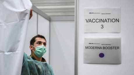 A Covid-19 vaccination site in Delemont, Switzerland, December 14, 2021. © Fabrice Coffrini/AFP
