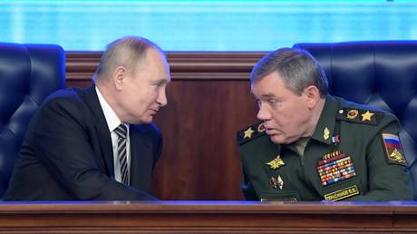 Russian President Vladimir Putin (L) and chief of the Russian General Staff Valery Gerasimov (R). © Sputnik / Sergey Guneev