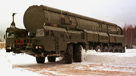 عکس عکس.  پرتابگر متحرک روسی برای موشک های بالستیک قاره پیما Topol-M.  © عکاس رویترز