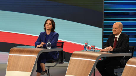 Annalena Baerbock and German Chancellor Olaf Scholz attend a final televised debate on September 23, 2021 in Berlin. © Tobias Schwarz / AFP