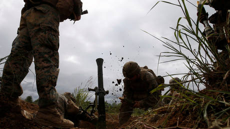 تفنگداران دریایی آمریکا در حین تمرین مشترک با نیروهای دفاع شخصی ژاپن، یک خمپاره شلیک کردند.  © رویترز / تورو هانای