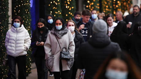 Shoppers walk along Oxford Street, amid the Covid-19 outbreak in London. © Reuters / Henry Nicholls