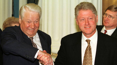 عکس فایل: رئیس جمهور روسیه بوریس یلتسین (چپ) و رئیس جمهور ایالات متحده بیل کلینتون قبل از ترک آخرین کنفرانس مطبوعاتی کرملین در 2 سپتامبر 1998 دست می دهند. © REUTERS