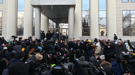 Memorial Society supporters are seen outside the Moscow City Court in Moscow, Russia. © Sputnik / Maksim Blinov