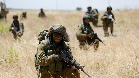 FILE PHOTO: Israeli soldiers take part in a training session at the border between Syria and the Golan Heights. June 1, 2016. © Reuters / Baz Ratner