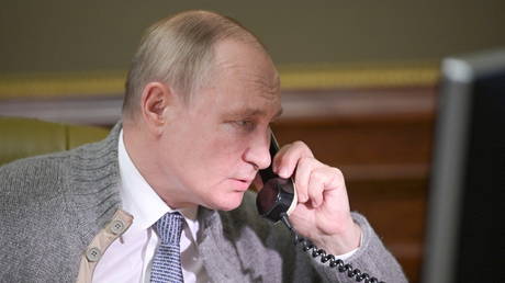FILE PHOTO: Russian President Vladimir Putin speaks on the phone © Reuters/Sputnik/Kremlin/Aleksey Nikolskyi