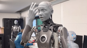 Робот шокирован тем, насколько он похож на человека (ВИДЕО)