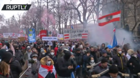 Des milliers de personnes manifestent contre le mandat de vaccination (VIDEOS)