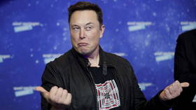 Musk exécute son tour préféré à la fête avec des flèches Tesla