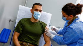 پزشکان نظامی واکسن جدیدی را برای پایان دادن به همه گیری کووید-19 تبلیغ می کنند